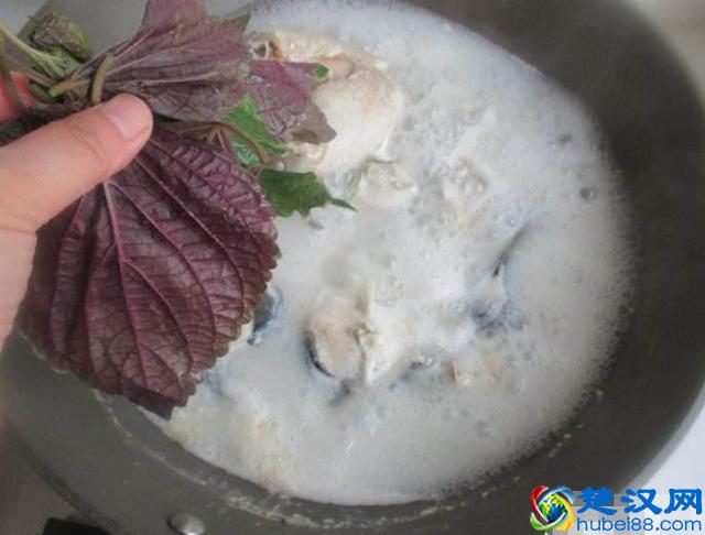 炖鱼别再用料酒和啤酒了，用它炖，鱼肉不腥更鲜嫩