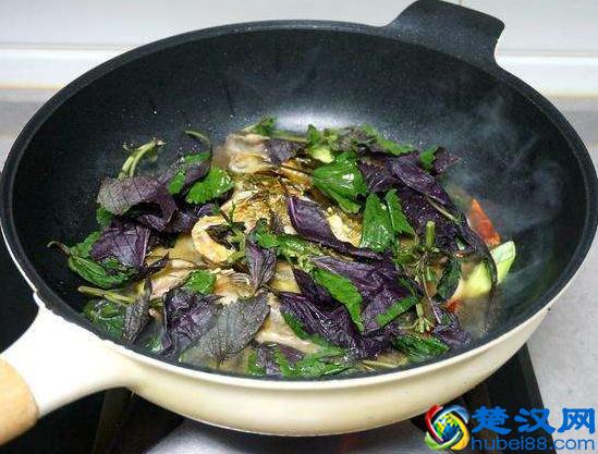 炖鱼别再用料酒和啤酒了，用它炖，鱼肉不腥更鲜嫩