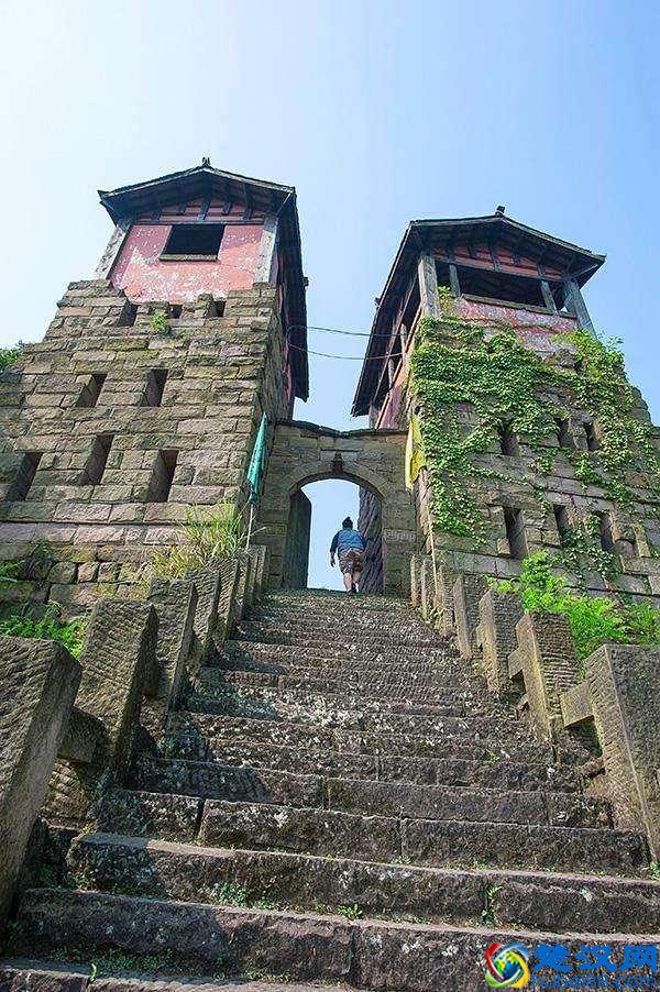 四川有座神秘石头城，位于城市却很清静，还藏着一消失的“秘密”