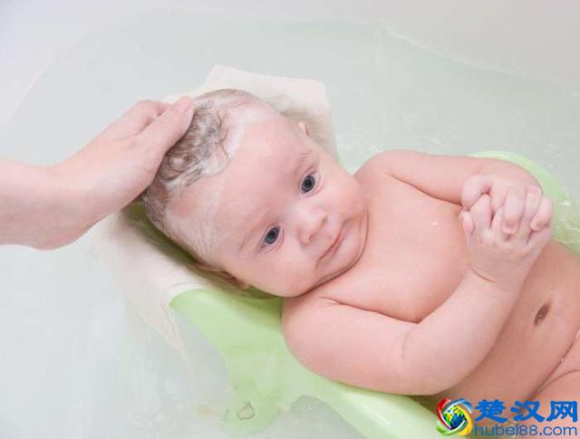 如何帮新生婴儿洗澡，5个步骤，教会你帮婴儿洗澡正确的方式