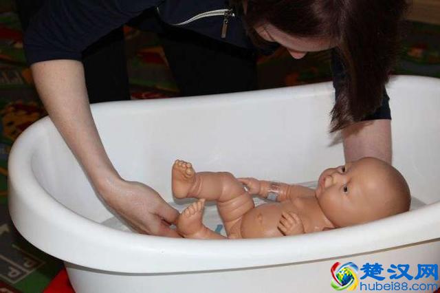 如何帮新生婴儿洗澡，5个步骤，教会你帮婴儿洗澡正确的方式
