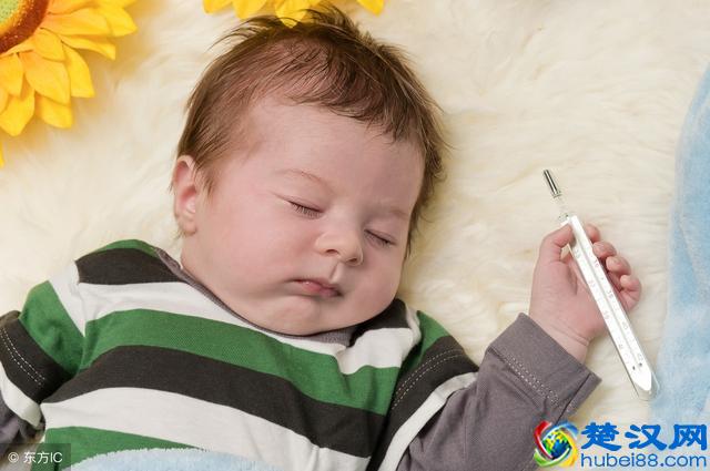 宝宝半夜发烧，怎样快速退烧呢？这3个绝招，一定记住了