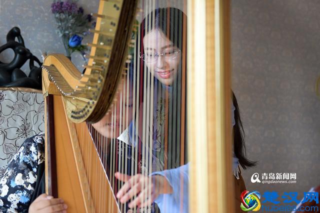 90后竖琴女孩 时薪5000元秒杀白领