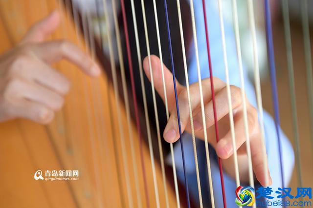 90后竖琴女孩 时薪5000元秒杀白领