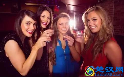 酒吧里最受欢迎的“深水炸弹”，只有今晚不回家的妞敢碰...