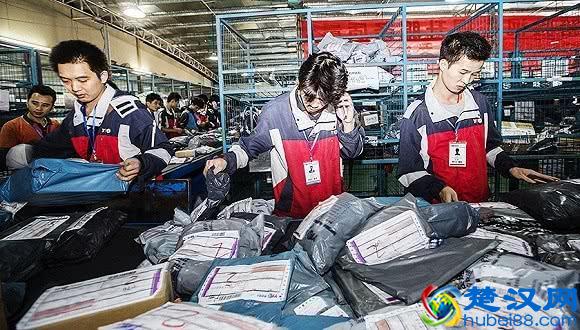 快递员小周：工资没我高的白领，建议回老家吧，别在上海熬着了