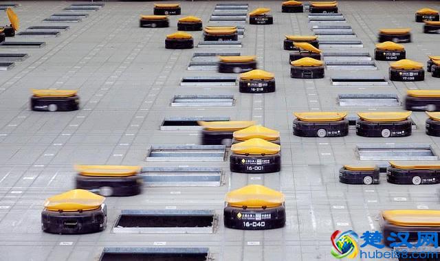 快递员小周：工资没我高的白领，建议回老家吧，别在上海熬着了