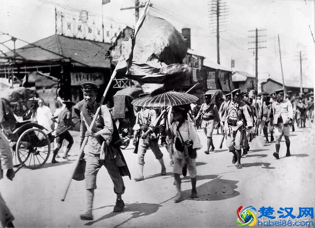 张学良为何不抵抗日军？四大原因，一生钟爱女人