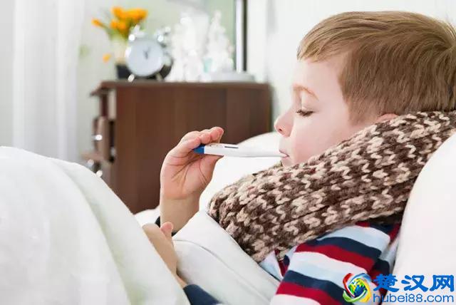 宝宝半夜发高烧怎么办？39.5度以下时用这几种方法能轻松退烧！