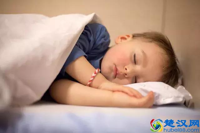 宝宝半夜发高烧怎么办？39.5度以下时用这几种方法能轻松退烧！