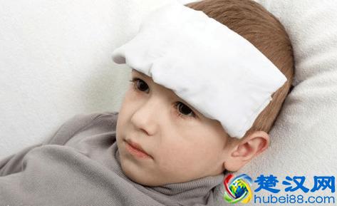 宝宝半夜发高烧怎么办？39.5度以下时用这几种方法能轻松退烧！