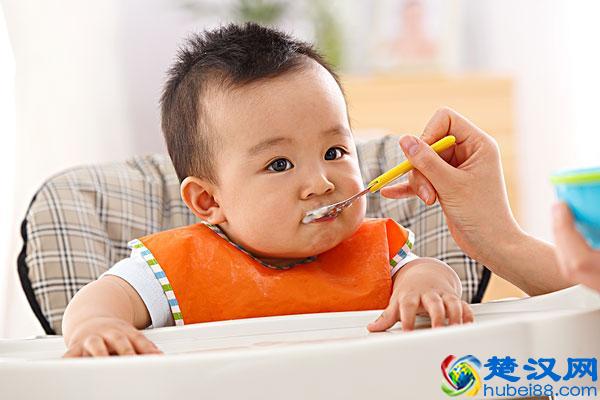 宝宝几个月开始吃辅食？辅食吃什么好？如何给宝宝添加辅食最营养