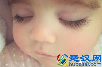 6岁孙女头发长虱子，外婆竟然用敌敌畏给她洗头，怕效果不好还用毛巾包上