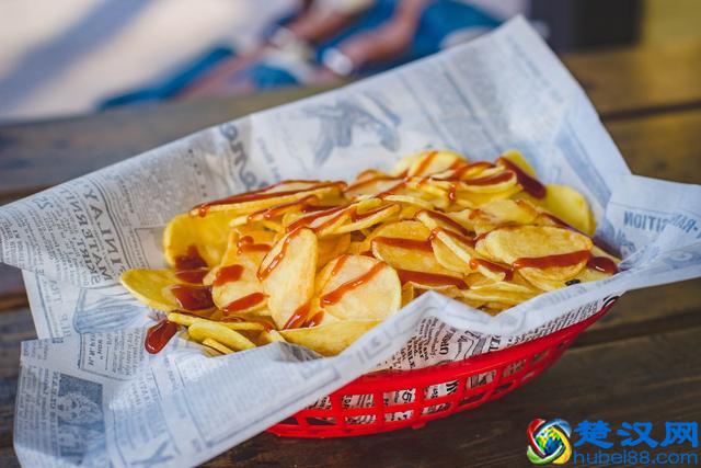 乐事薯片从卖空气涨价成奢侈品，为啥我们连薯片都吃不起了？