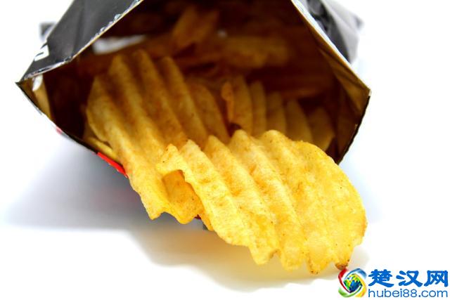 乐事薯片从卖空气涨价成奢侈品，为啥我们连薯片都吃不起了？