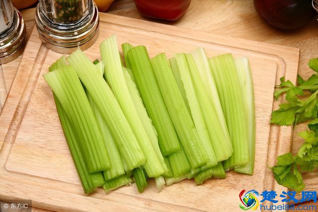 当代年轻人脱发严重，这3种防脱发的食物，可以常吃