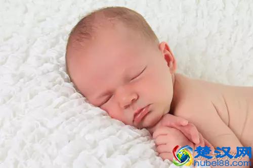 新生儿打嗝怎么办 这些妙招能制止