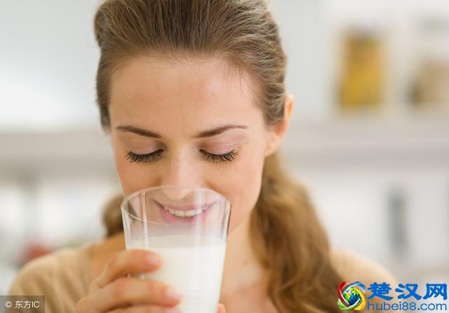 每天喝纯牛奶会变白吗?每天喝牛奶有什么好处?