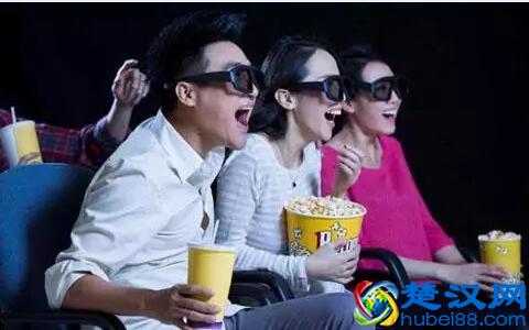 套上一个手机壳，不戴眼镜也能看3D电影？这什么操作？