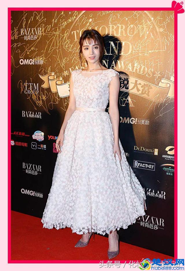 张天爱时髦机场走秀，超模怎么穿都辣么好看！