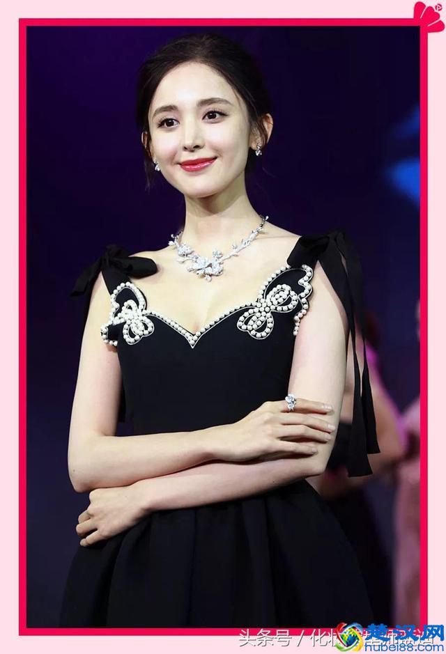 张天爱时髦机场走秀，超模怎么穿都辣么好看！