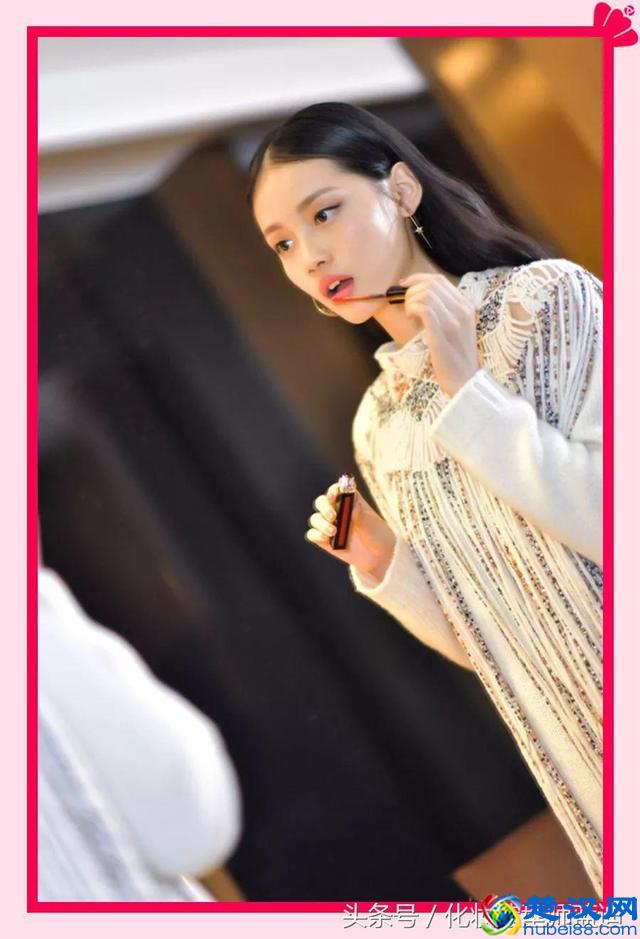 张天爱时髦机场走秀，超模怎么穿都辣么好看！