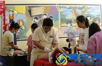 菲律宾数百名男孩行割礼 隔着屏幕就感到了疼