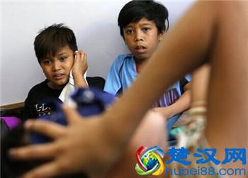 菲律宾数百名男孩行割礼 隔着屏幕就感到了疼