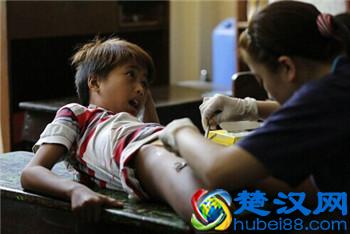 菲律宾数百名男孩行割礼 隔着屏幕就感到了疼