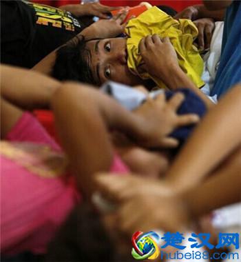 菲律宾数百名男孩行割礼 隔着屏幕就感到了疼