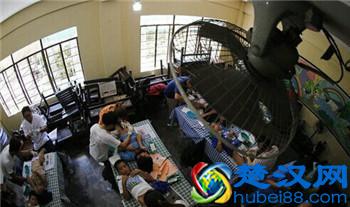 菲律宾数百名男孩行割礼 隔着屏幕就感到了疼