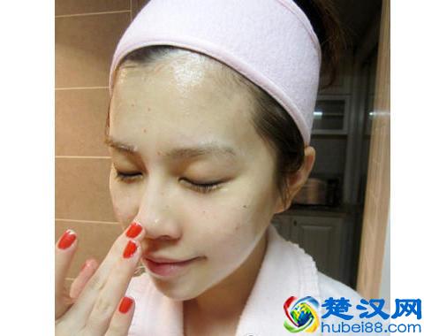 脸上长粉刺是什么原因？该怎么处理？