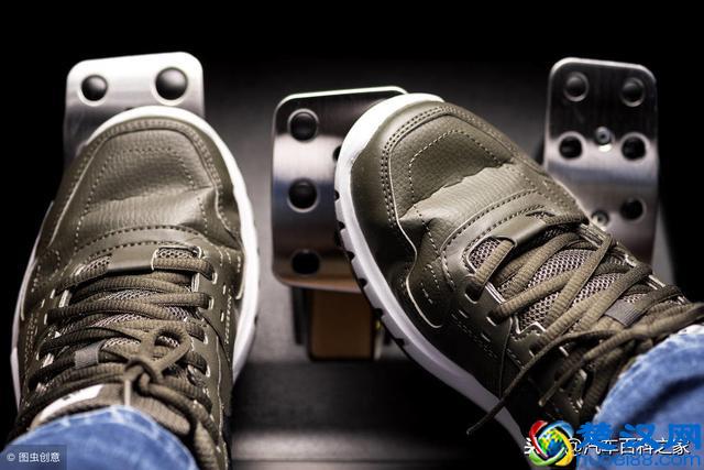 紧急制动时为什么离合和刹车要同时踩？老司机告诉你正确制动方法