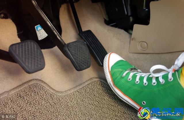 紧急制动时为什么离合和刹车要同时踩？老司机告诉你正确制动方法