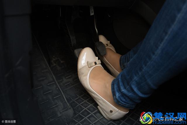 紧急制动时为什么离合和刹车要同时踩？老司机告诉你正确制动方法