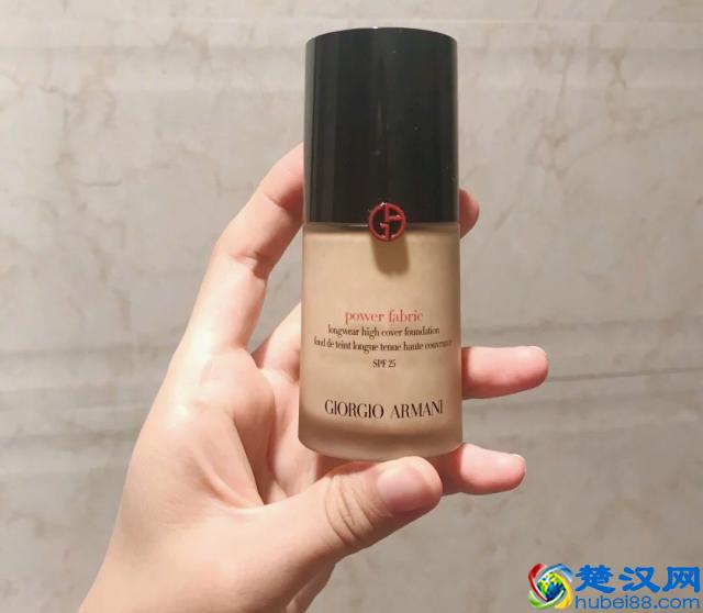 热门大牌粉底液测评：阿玛尼遮瑕好，MAC价格亲民，DW油皮最爱