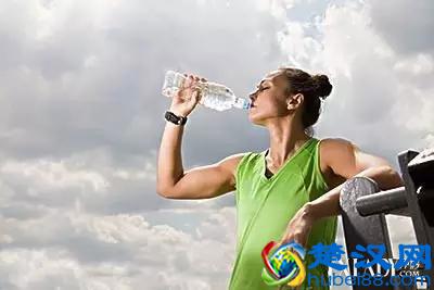 怎样喝水瘦身  掌握7个细节喝水巧瘦