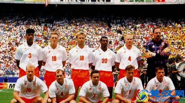94年世界杯的荷兰队虽输掉这场比赛，却让世人看到什么叫对攻大战