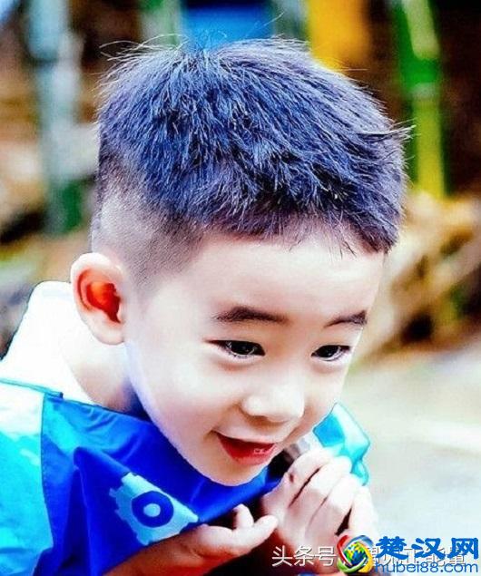 小小春是“巴斯光年”迷，生日会上全是巴斯光年玩具