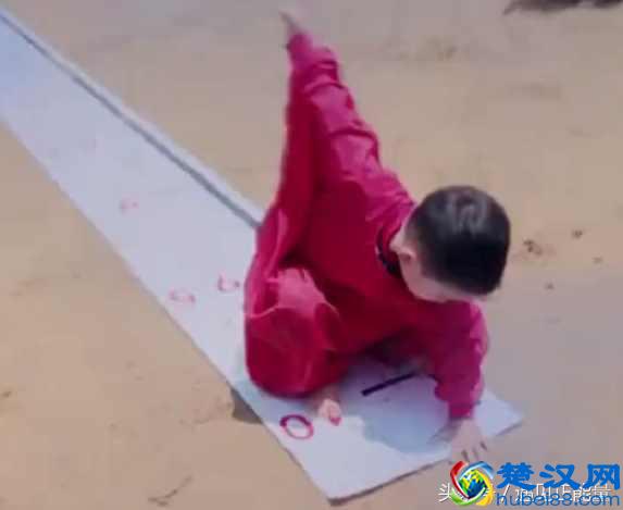 小小春是“巴斯光年”迷，生日会上全是巴斯光年玩具