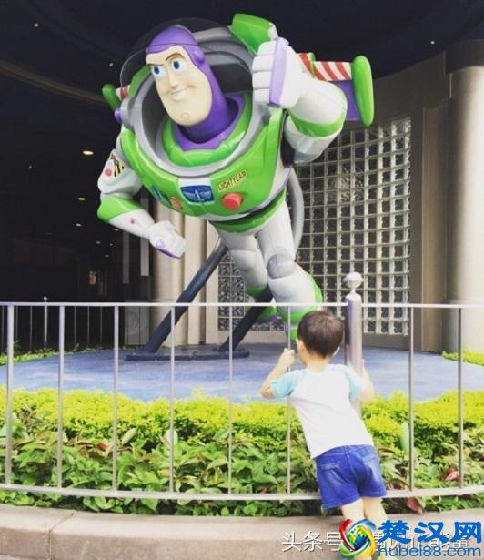 小小春是“巴斯光年”迷，生日会上全是巴斯光年玩具