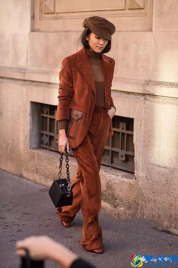 咖啡色衣服搭配什么颜色好看？答案全在这面……