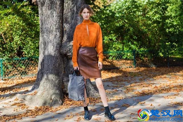 咖啡色衣服搭配什么颜色好看？答案全在这面……