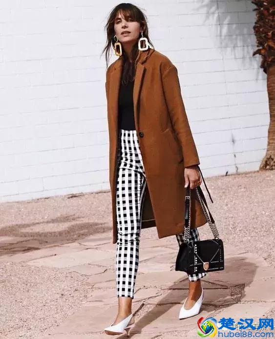 咖啡色衣服搭配什么颜色好看？答案全在这面……