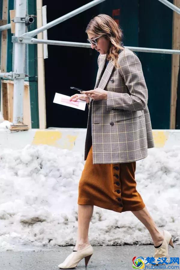 咖啡色衣服搭配什么颜色好看？答案全在这面……