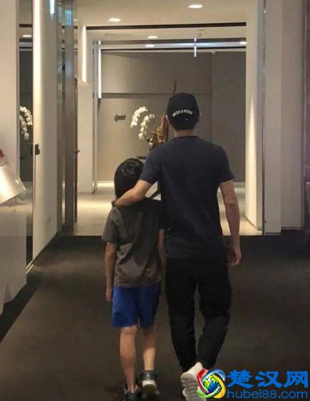 林志颖双胞胎儿子颜值差异大：一个头大吸睛，一个超像kimi