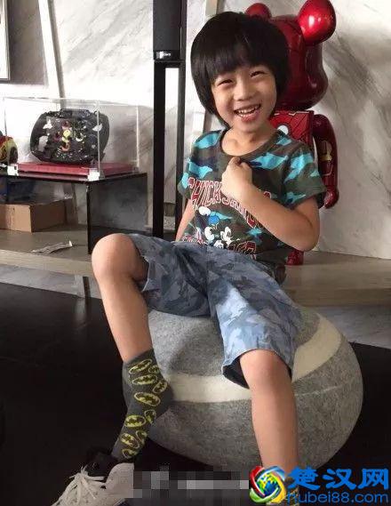 林志颖双胞胎儿子颜值差异大：一个头大吸睛，一个超像kimi