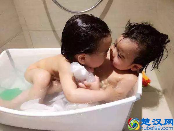 林志颖双胞胎儿子颜值差异大：一个头大吸睛，一个超像kimi