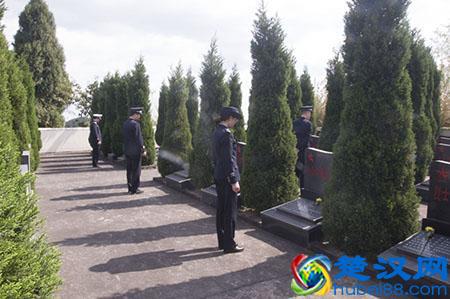 大英县公安局清明节组织开展"缅怀英烈"活动