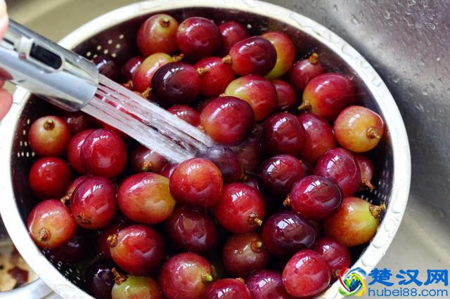 吃了这么多年葡萄，才知道清洗葡萄的正确方法，原来这样洗才干净